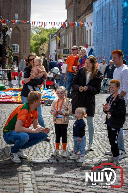 Volle terrassen, bruisende kleedjesmarkt en sportieve Wallenloop: Elburg leeft tijdens koningsdag! - &copy; NWVFoto.nl